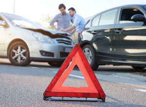 Accident de voiture entre deux personnes: elles remplissent le constat et suivent les étapes à effectuer